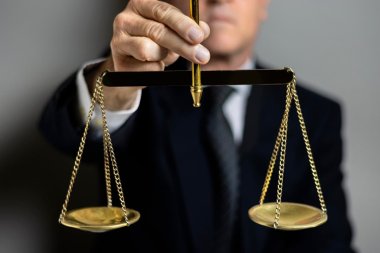 ¿Cómo defender tus derechos frente a decisiones administrativas injustas?